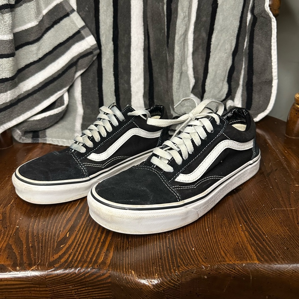Vans Old Skool Low Top Black Sneakers
Size 8.5